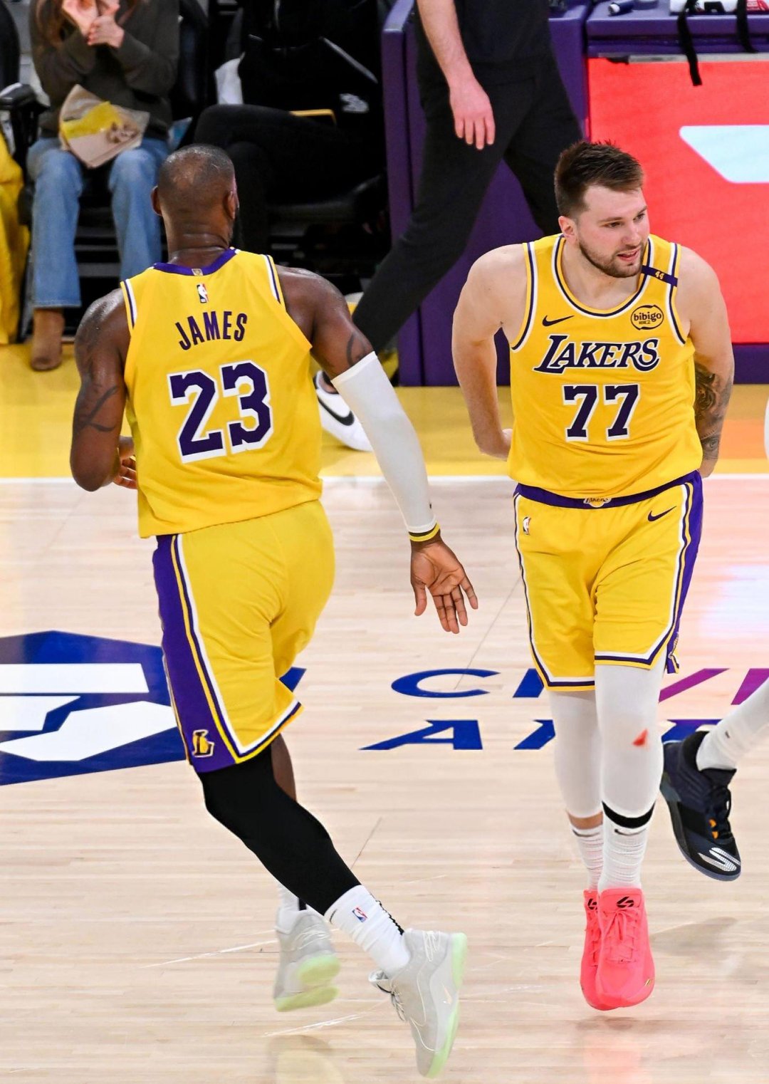 开云体育-关于洛杉矶湖人训练开放日，赛后伤情更新引欢呼，社区盾在即，球队文化再被提及的信息